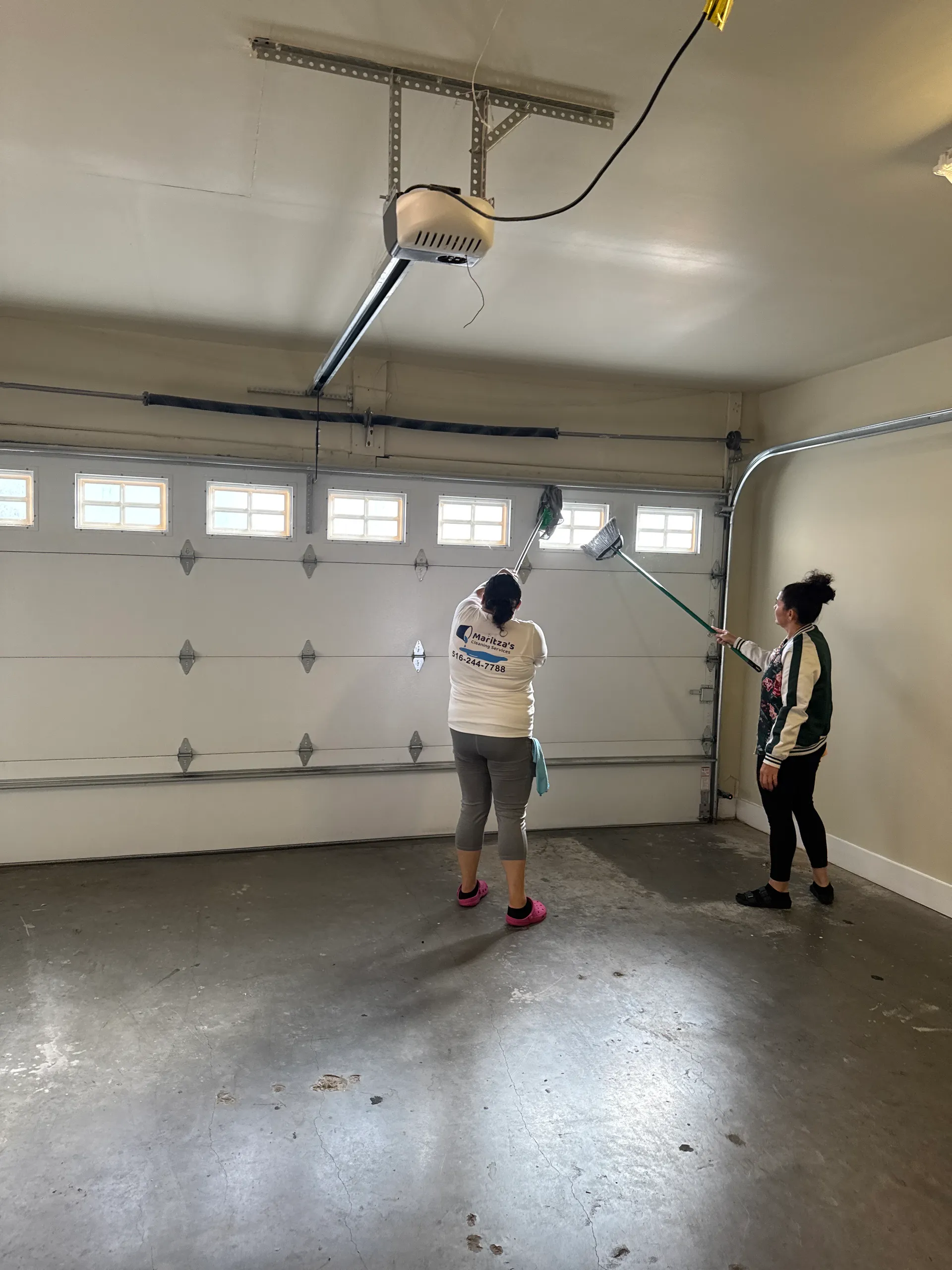 Dos limpiadoras de Maritza's con uniforme trabajan juntas en unas instalaciones