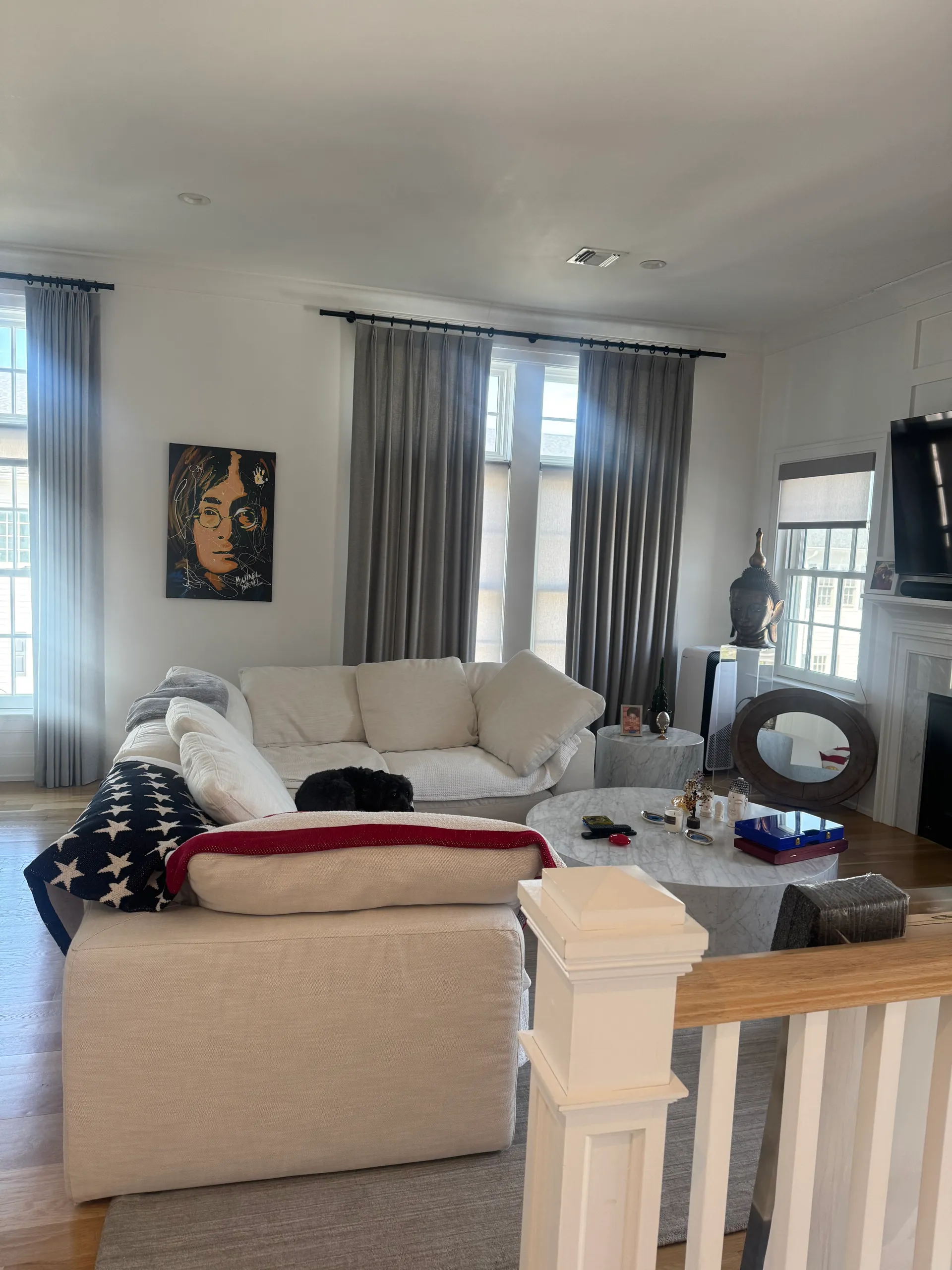 Una sala ordenada y recién limpia en una casa de Queens
